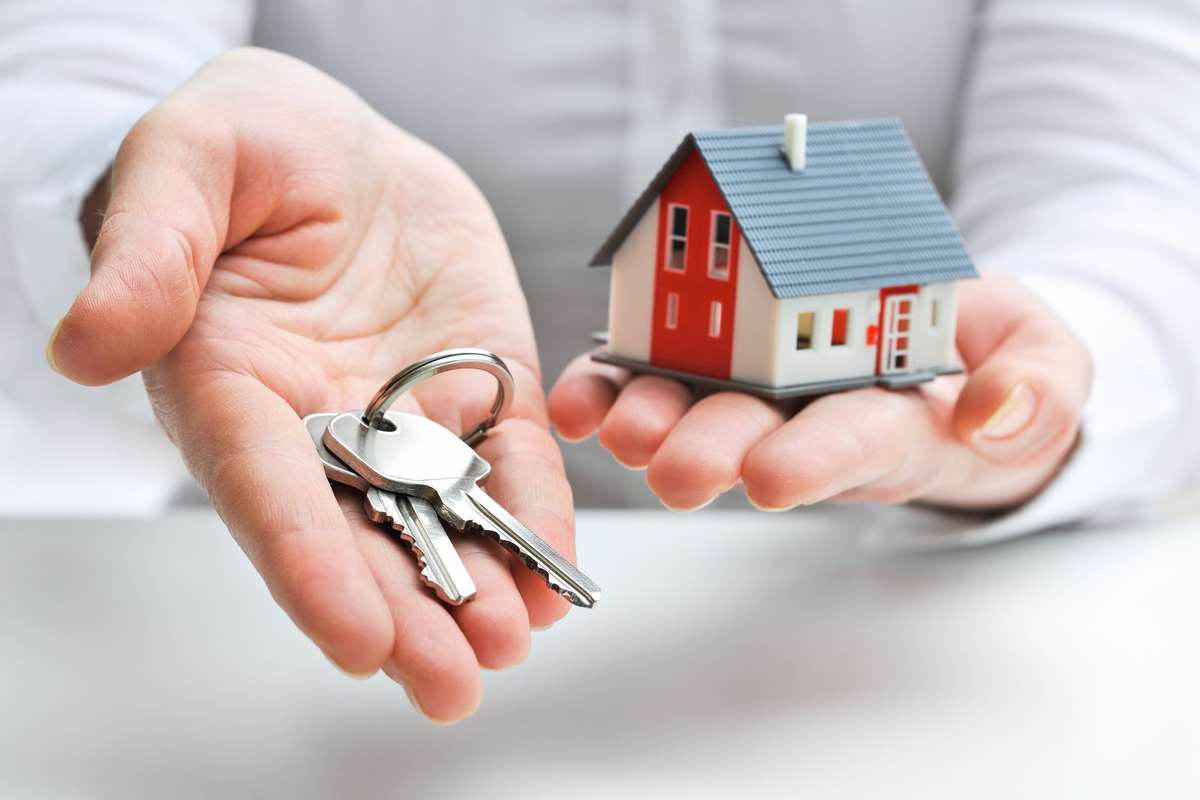 Agent with house model and keys