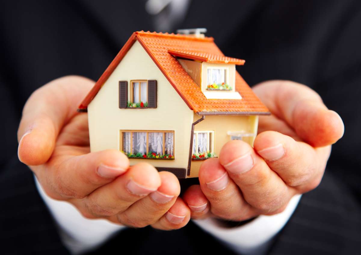 Hand of the businessman with the house (R) (S)